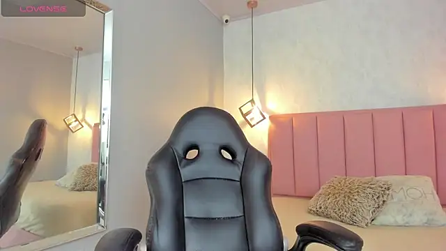 SUNNYCYRUS online show from February 19, 2026, 12:34 pm