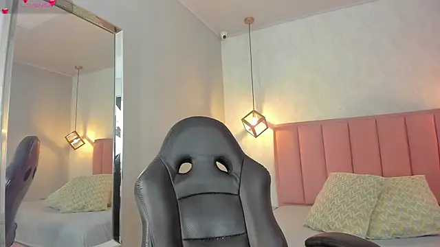 SUNNYCYRUS online show from March 5, 2026, 12:45 pm