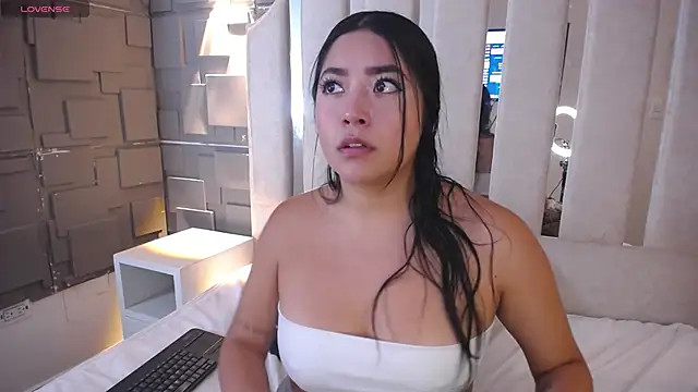 Susy thomson online show from April 16, 2026, 9:39 pm