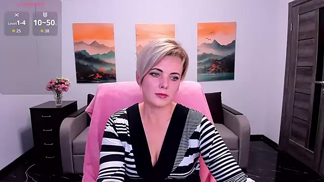 Julia Wilsone online show from November 4, 2025, 1:21 pm