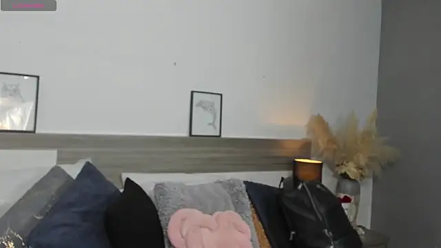 SaraaJhonsonn online show from April 18, 2026, 2:32 pm