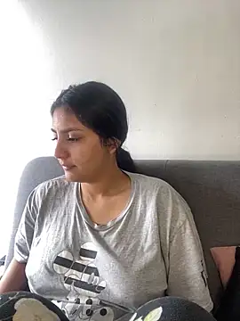 cloe small online show from February 22, 2025, 8:53 pm