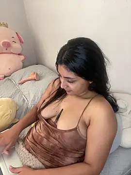 cloe small online show from February 23, 2025, 8:44 pm