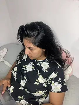 cloe small online show from February 26, 2025, 6:37 am