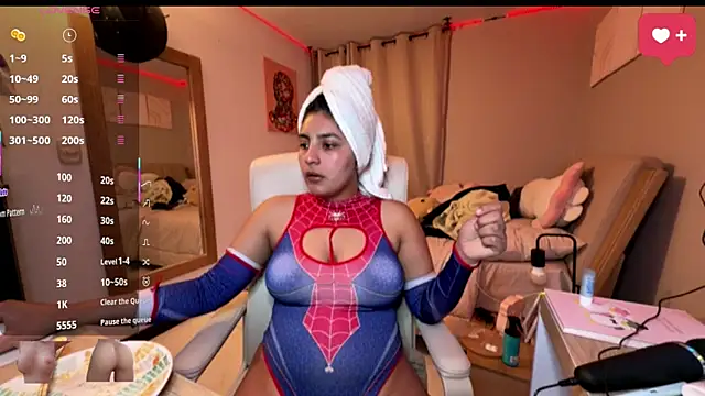 cloe small online show from October 4, 2025, 1:03 am