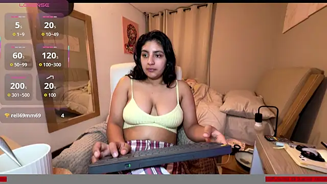 cloe small online show from October 13, 2025, 4:34 am