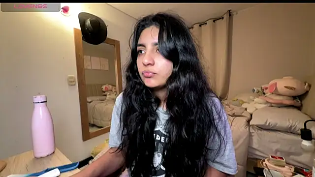 cloe small online show from October 17, 2025, 4:59 am