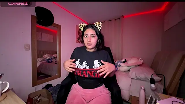 cloe small online show from October 25, 2025, 1:57 am