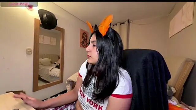 cloe small online show from October 29, 2025, 3:53 am