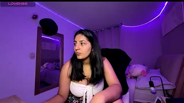 cloe small online show from November 4, 2025, 2:43 am