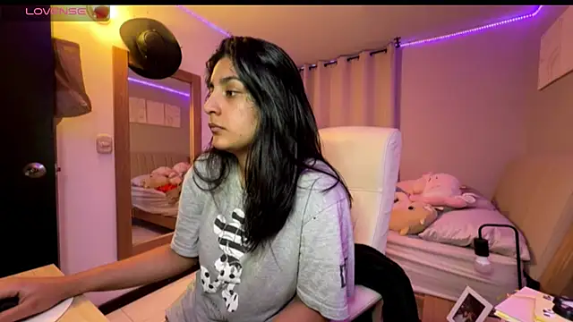 cloe small online show from November 6, 2025, 3:29 am