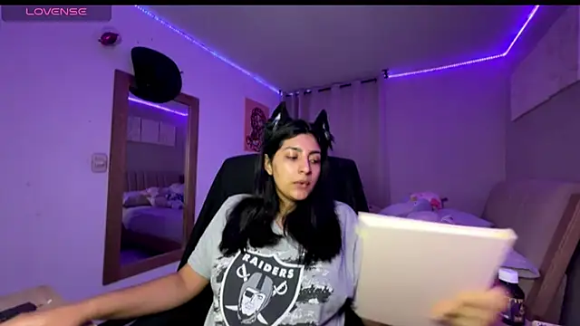 cloe small online show from November 11, 2025, 6:57 am