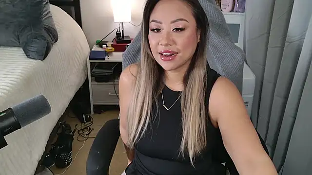 Snapshot of SpikedBella chatting on February 2, 2025, 6:42 pm SpikedBella online show from February 2, 2025, 6:42 pm