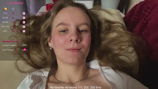 Snapshot of Hot_Thumbelina chatting on November 24, 2025, 2:22 am Hot Thumbelina online show from November 24, 2025, 2:22 am