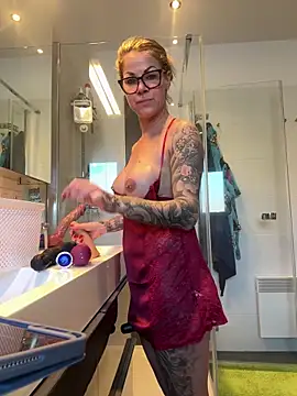 Snapshot of Tatjana_Sue chatting on December 30, 2024, 11:48 am Tatjana Sue online show from December 30, 2024, 11:48 am