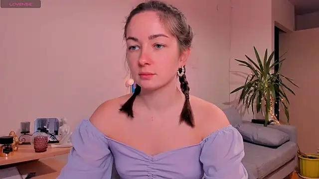 cClandesTina online show from December 9, 2024, 2:28 pm