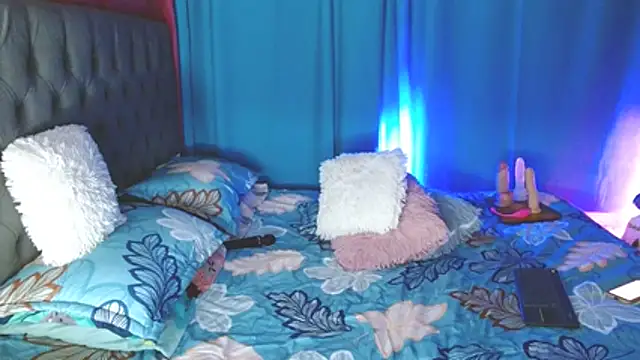 Kerly Lopez online show from April 15, 2026, 7:58 pm