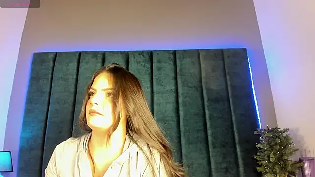 Snapshot of IsabellaGrey19 chatting on December 15, 2025, 7:18 pm IsabellaGrey19 online show from December 15, 2025, 7:18 pm