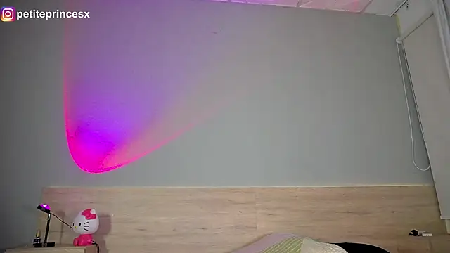 Snapshot of petitevictoria chatting on January 18, 2025, 4:48 am petitevictoria online show from January 18, 2025, 4:48 am