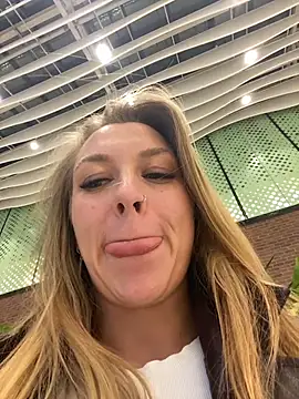 Sweet   Emily online show from December 18, 2025, 3:40 pm