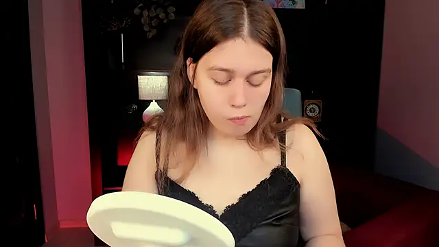 FioraMarmoris online show from February 4, 2026, 5:35 am