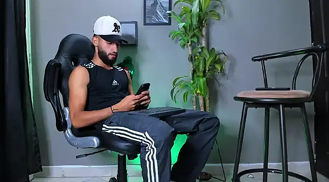 Snapshot of Damian_022 chatting on December 4, 2024, 2:26 pm Damian 022 online show from December 4, 2024, 2:26 pm