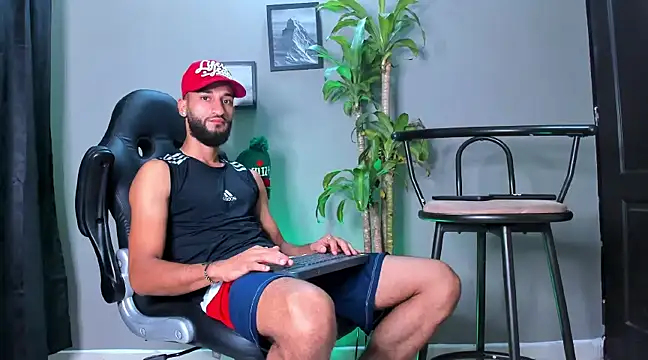 Snapshot of Damian_022 chatting on December 5, 2024, 12:11 pm Damian 022 online show from December 5, 2024, 12:11 pm