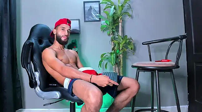 Snapshot of Damian_022 chatting on December 5, 2024, 3:17 pm Damian 022 online show from December 5, 2024, 3:17 pm