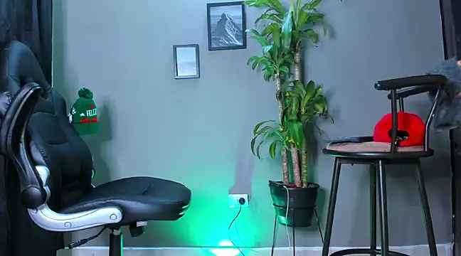 Snapshot of Damian_022 chatting on December 6, 2024, 3:44 pm Damian 022 online show from December 6, 2024, 3:44 pm