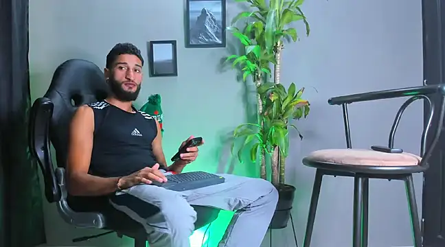 Snapshot of Damian_022 chatting on December 17, 2024, 3:39 pm Damian 022 online show from December 17, 2024, 3:39 pm