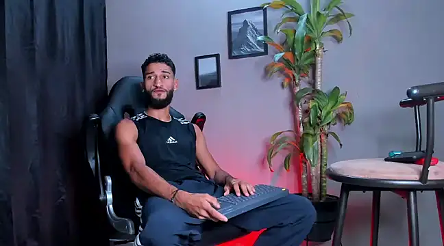 Snapshot of Damian_022 chatting on December 19, 2024, 2:13 pm Damian 022 online show from December 19, 2024, 2:13 pm