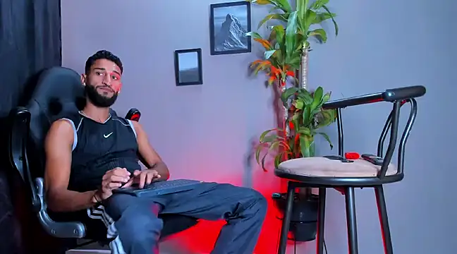 Snapshot of Damian_022 chatting on December 20, 2024, 3:42 pm Damian 022 online show from December 20, 2024, 3:42 pm