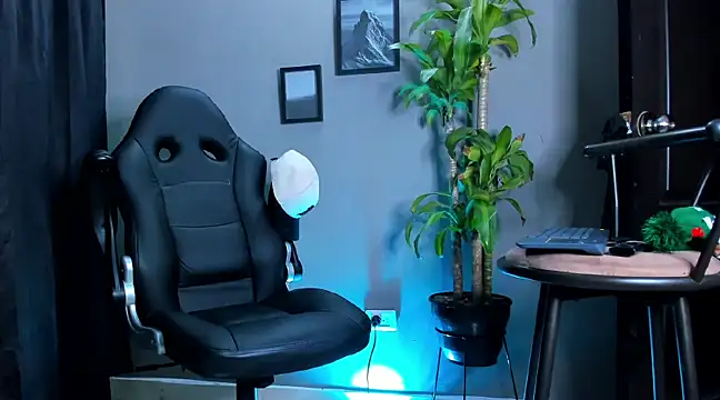 Snapshot of Damian_022 chatting on December 21, 2024, 6:23 pm Damian 022 online show from December 21, 2024, 6:23 pm