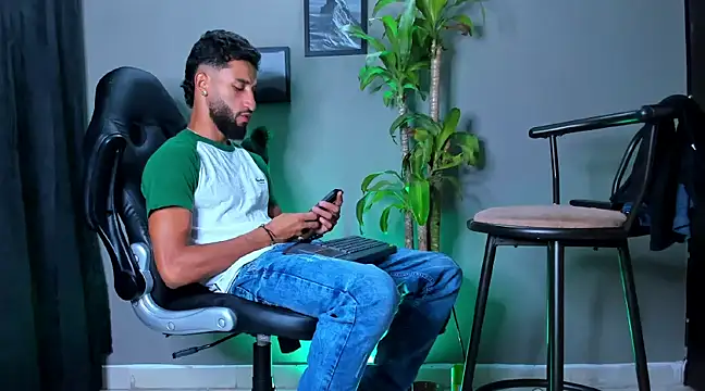 Snapshot of Damian_022 chatting on December 27, 2024, 4:26 am Damian 022 online show from December 27, 2024, 4:26 am