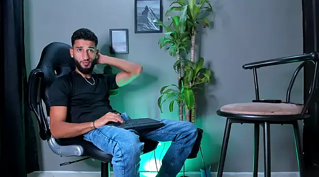 Snapshot of Damian_022 chatting on December 29, 2024, 1:24 am Damian 022 online show from December 29, 2024, 1:24 am