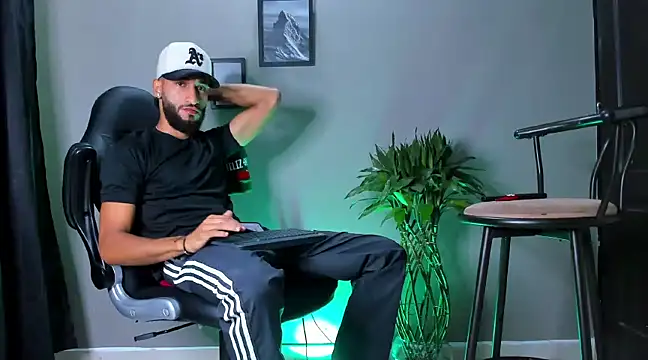 Snapshot of Damian_022 chatting on January 4, 2025, 3:07 pm Damian 022 online show from January 4, 2025, 3:07 pm