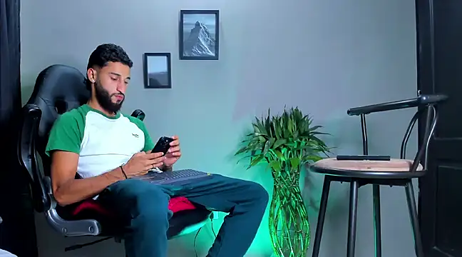 Snapshot of Damian_022 chatting on January 8, 2025, 1:00 am Damian 022 online show from January 8, 2025, 1:00 am