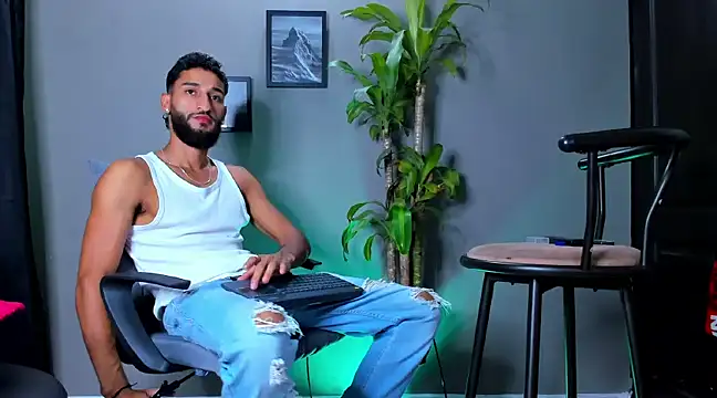 Snapshot of Damian_022 chatting on January 8, 2025, 10:37 pm Damian 022 online show from January 8, 2025, 10:37 pm