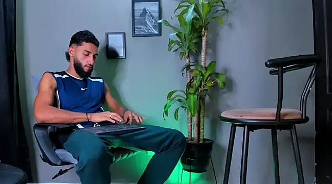 Snapshot of Damian_022 chatting on January 12, 2025, 5:33 pm Damian 022 online show from January 12, 2025, 5:33 pm