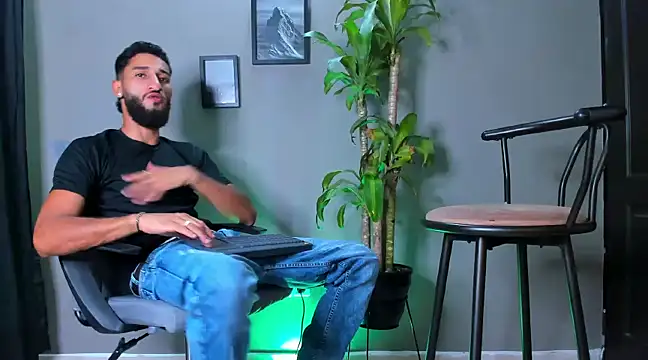 Snapshot of Damian_022 chatting on January 15, 2025, 11:40 pm Damian 022 online show from January 15, 2025, 11:40 pm