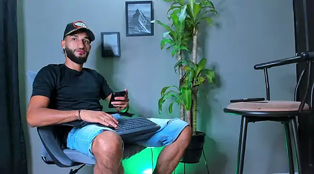 Snapshot of Damian_022 chatting on January 22, 2025, 10:48 pm Damian 022 online show from January 22, 2025, 10:48 pm