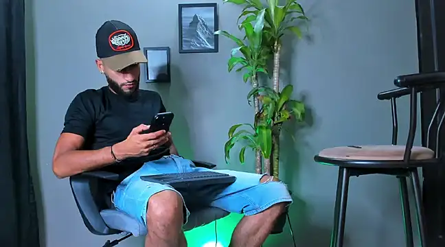 Snapshot of Damian_022 chatting on January 23, 2025, 3:48 am Damian 022 online show from January 23, 2025, 3:48 am