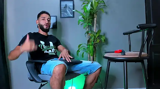 Snapshot of Damian_022 chatting on January 24, 2025, 7:49 pm Damian 022 online show from January 24, 2025, 7:49 pm