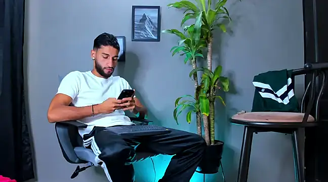 Snapshot of Damian_022 chatting on February 19, 2025, 4:00 pm Damian 022 online show from February 19, 2025, 4:00 pm