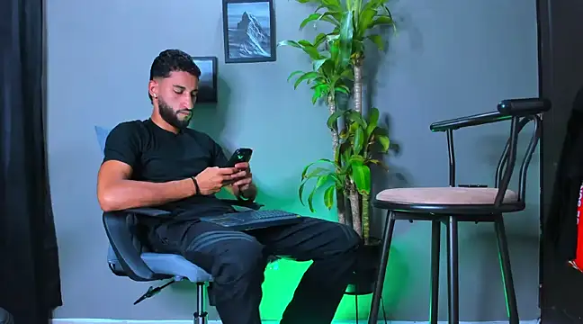 Snapshot of Damian_022 chatting on February 25, 2025, 12:34 pm Damian 022 online show from February 25, 2025, 12:34 pm