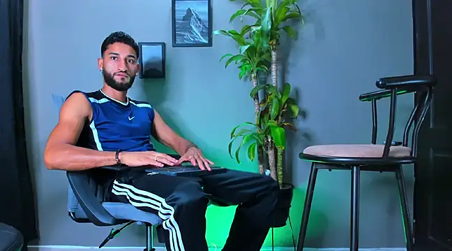 Snapshot of Damian_022 chatting on February 26, 2025, 1:41 pm Damian 022 online show from February 26, 2025, 1:41 pm