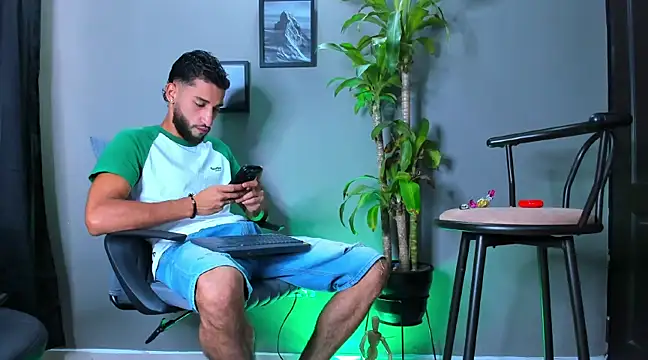 Snapshot of Damian_022 chatting on March 3, 2025, 4:56 pm Damian 022 online show from March 3, 2025, 4:56 pm