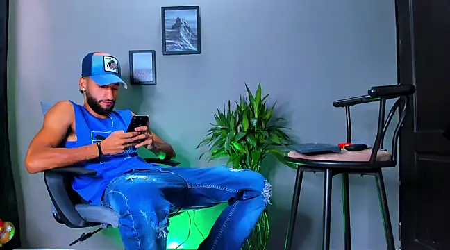 Snapshot of Damian_022 chatting on March 12, 2025, 5:17 pm Damian 022 online show from March 12, 2025, 5:17 pm