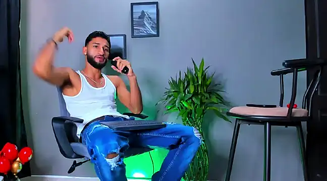 Snapshot of Damian_022 chatting on March 13, 2025, 2:12 pm Damian 022 online show from March 13, 2025, 2:12 pm