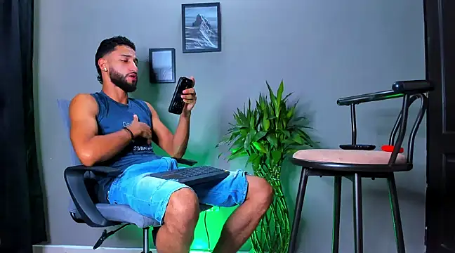 Snapshot of Damian_022 chatting on March 14, 2025, 9:54 pm Damian 022 online show from March 14, 2025, 9:54 pm